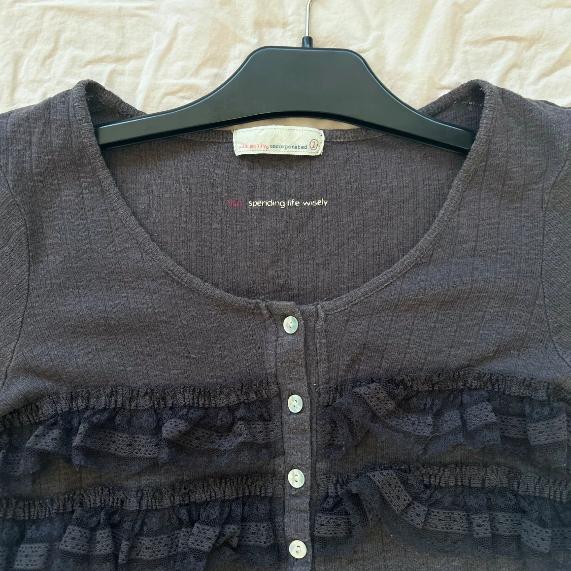 Blus med spetsdetaljer - 93