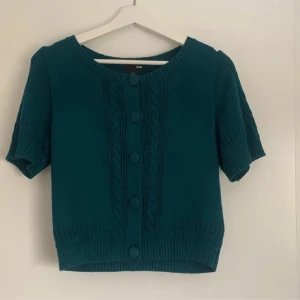 Gullig kofta storlek s - Säljer den här koftan i storlek s, aldrig använd, jätte gullig och fin. Använd gärna köp nu funktionen💕