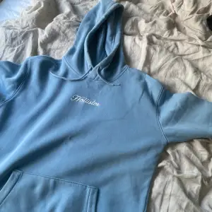 Stilren Hollister ljusblå hoodie! Knappt använd och den är i storlek Medium.