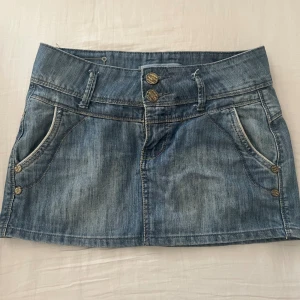 Mini jeans kjol - Ljusblå mini jeans kjol vintage. Mått finns på bilderna. Skulle säga den passar 34/36 då den är lågmidjad. Den är kort och lågmidjade super snygg till sommaren. Skriv vid frågor❤️