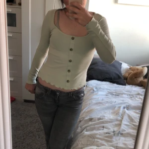 Långärmad, ribbad tröja. - Perfekt skick! Använder aldrig. Skriv för mer info!😊