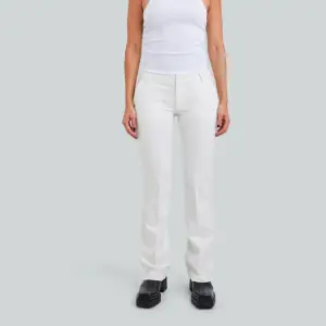 Vita kostymbyxor från bikbok 🤍 Använda en gång.  Nypris 500kr