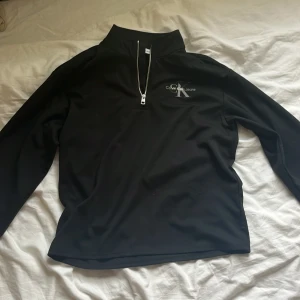 Calvin Klein tröja  - Säljer brorsans tröja eftersom den är för liten och endast använd 3-4 gånger. Skriv för fler bilder!☺️