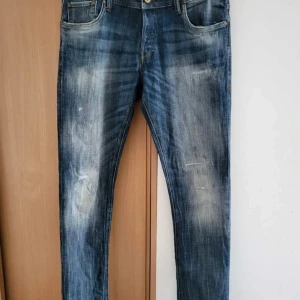 Slim fit jeans  - mycket bra mörkblå jeans med slitsar från jack and jones mycket bra skick