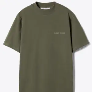 Säljer t-shirten ”Norsbro” från Samsøe Samsøe, i färgen crocodile, som är lite grönbrun. Tröjan är aldrig använd och lapparna sitter kvar🤍😊