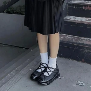 Balet Sneakers - Världens finaste balett sneakers fron Double Standard Nyc, som tyvärr är för stora för mig. Helt nya och oanvända, har liksom bara packat upp dem. Nyrpis: 1500kr. Jättefina coquette vibes skor till sommaren eller när som helst. Skickas eller hämtas!