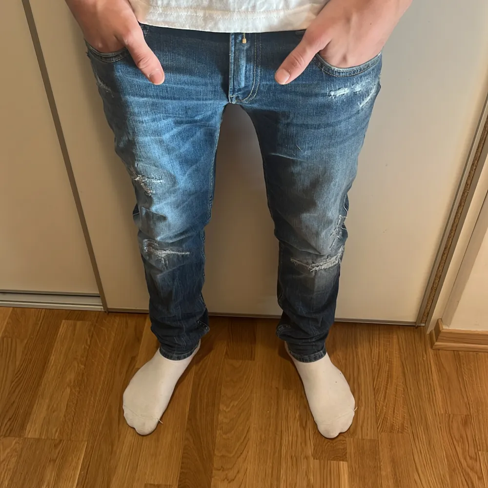 Säljer dessa as feta replay jeans men riktigt feta slitningar i modellen anbass. Materialet är stretchigt så passar större storlekar. Jeans & Byxor.