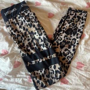 Fina träningtights med leopardmönster🐆I fint skick, har en liten defekt som inte syns där man har på sig dom💞 (Pris kan diskuteras vid snabb affär)