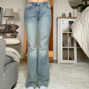 Flared/bootcut midwaist jeans från Gina Tricot i storlek 40. Säljs då jag köpte dom av någon annan men dom var tyvärr för långa på mig. 