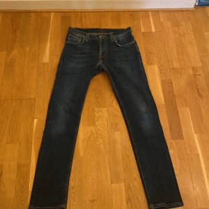 Nudiejeans i mycket fint skick! - Jeans från märket Nudie. Mycket fint skick med en fin mörkblå färg. Storlek 31/32.