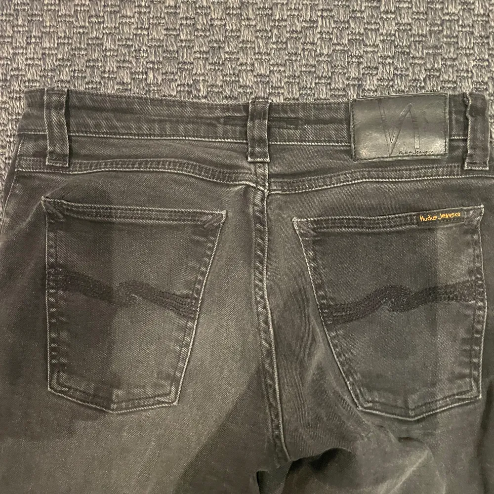 Riktigt feta nudie jeans i slim, 28/32. Fet slitning under knät. Tveka inte att skriva om ni har frågor mvh Axel . Jeans & Byxor.