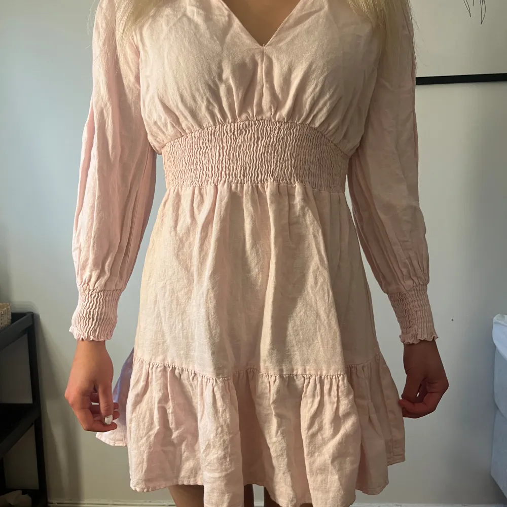Säljer denna jättefina ljusrosa klänning som är köpt ifrån zara! Köpte den för ett år sen men aldrig använt! Prislappen är kvar! Köpte den för 400, den är liten i storleken så passar också en som har S/M!!. Klänningar.