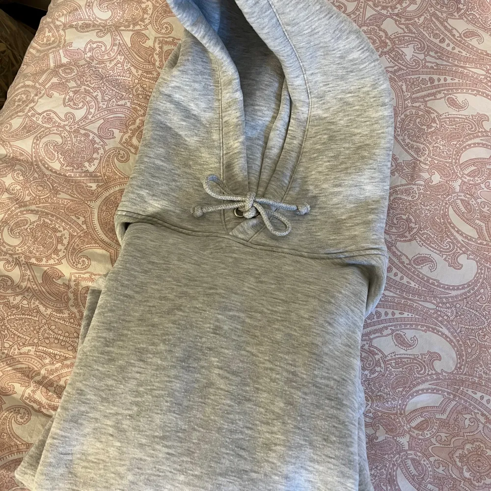 Säljer denna ”Mega hoodie” från bikbok då den inte kommer till användning . Den  är endast använd fåtaliga gånger✨ Nypris: 400 kr. Hoodies.