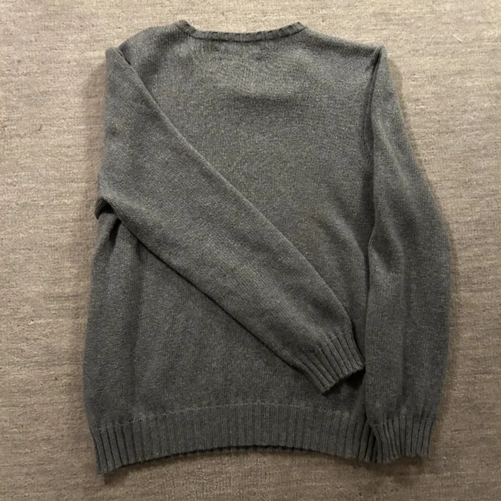 Säljer den här sjukt snygga, gråa, premium Ralph Lauren tröjan i storlek M för 350kr! 100% exklusiv bomull, i bra skick och utan defekter. Skriv om minsta funderingar!🔥. Tröjor & Koftor.