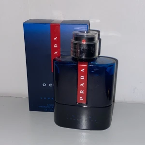 Prada Ocean Luna Rossa 100 ml - Prada Ocean Luna Rossa 100 ml (ca. 90 ml kvar, se sista bilden). Tänk på att sen här är 100 ml, nypris 1300!! Fraktas säkert och tryggt ✅ Mycket fräsch parfym ✅