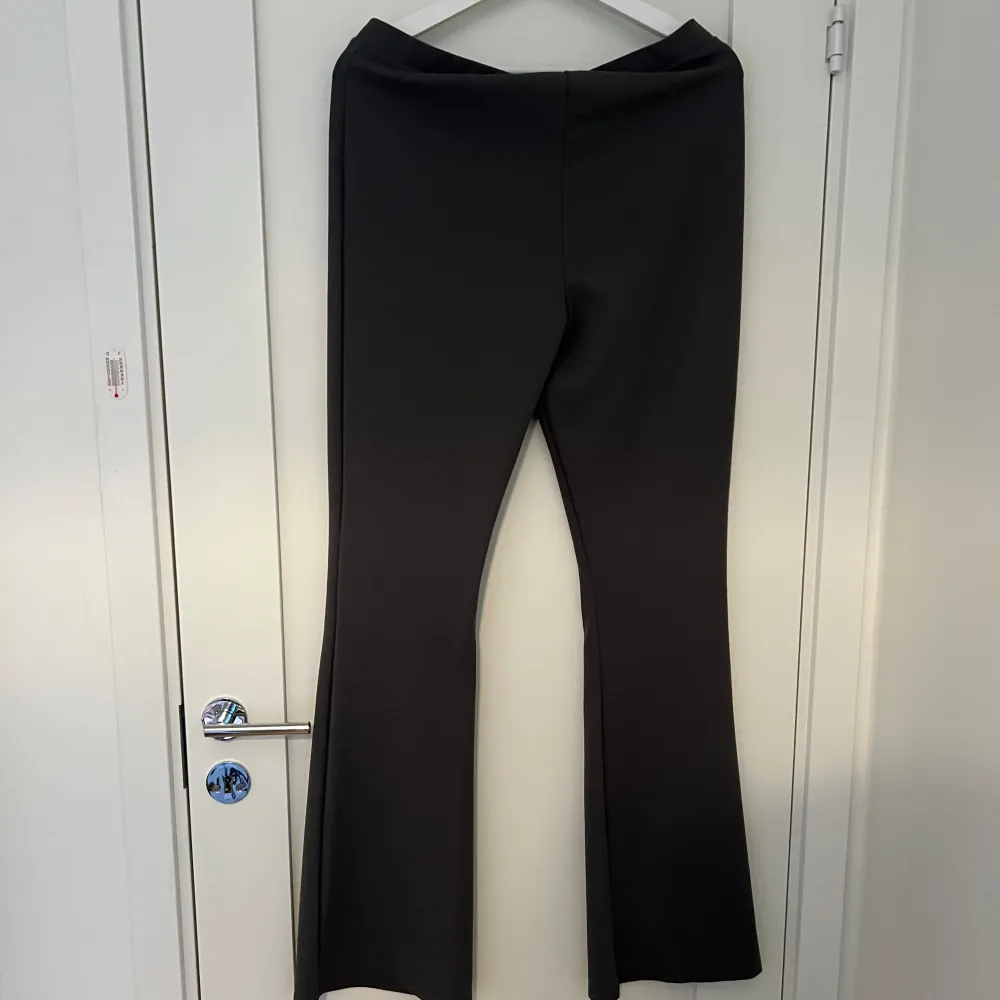 Sköna byxor i form av tights från Lager 157, nya utan prislapp samt använt Max 2 gånger. Det är i en form av grå färg, dessa är i storlek M.  PRIS KAN DISKUTERAS!! . Jeans & Byxor.