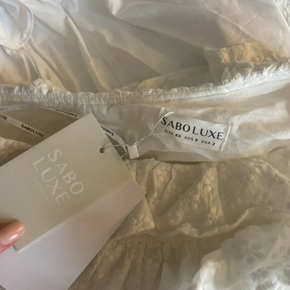 Så fin klänning från Sabo skirt! Verkligen perfekt till studenten!!! Säljer då jag redan har en till studenten, helt ny med prislappen kvar! Ny kostar 1158 + 150 i frakt och +tull!. Klänningar.