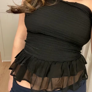 Topp med volang  - Säljer en superfin topp/kjol som ej går till användning! I superfint skick! 🫶🏽