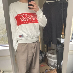 Tommy Hilfiger x Coca Cola sweatshirt - Tommy jeans sweatshirt, krämfärgad med röd ruta. Storlek xs, men passar verkligen mer som en m/s. 
