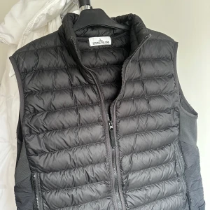 Stone island väst - Stone island väst i storlek M, har även funkat till mig som ofta när L. Nypris 4999 mitt pris 1799. Västens skick 8/10. 