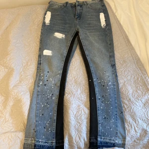 Gallery Dept Blå byxor - Ljusblå gallery dept byxa med en originell passform Flared.  Perfekt kondition dock är midjan små för dens längd och bred