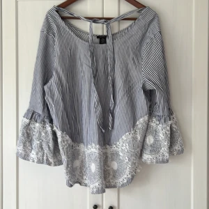 Sommarkänsla  - Romantisk , blårandig blus 