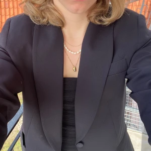 Svart Blazer - Hör av dig om du har några frågor! Säljer ut hela garderoben så kolla gärna igenom min profil så kan jag samfrakta, evt ge rabatt!