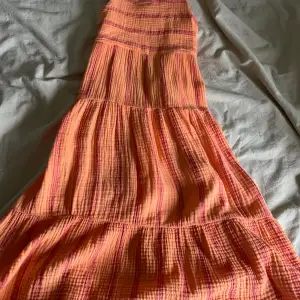 Orange långklänning köpt på Zara i Spanien och har aldrig sett den i Sverige, den är öppen i ryggen och är i storlek 134💓