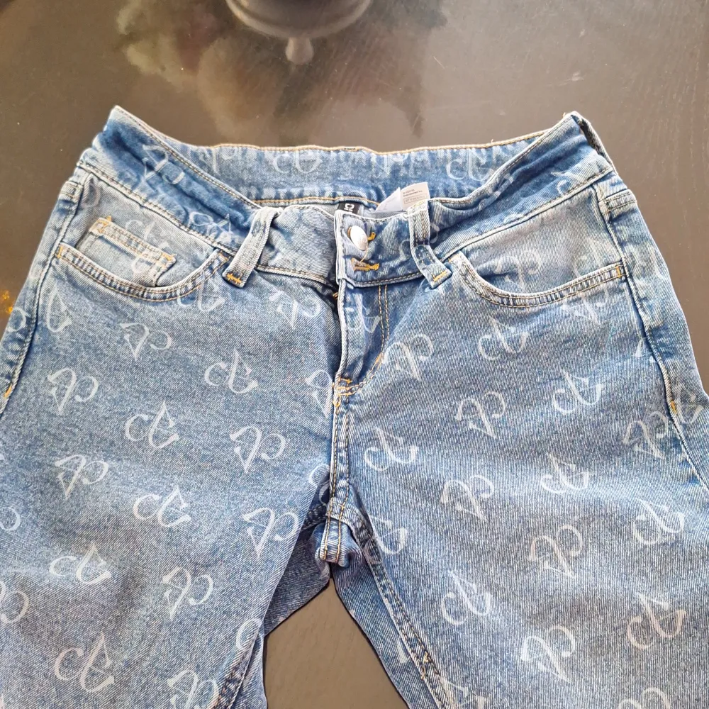 Hej! Jag säljer dessa låg midjade jeans från h&m! Dom är lite slittna vid hälen (bild fem) . Jeans & Byxor.