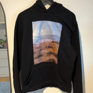 Svart hoddie - Säljer min svarta hoddie med ett tryck fram på. Jätte skön och varm på. Inte använd så många gånger. Tröjan är inte riktigt min stil så säljer den istället! Mer bilder privat
