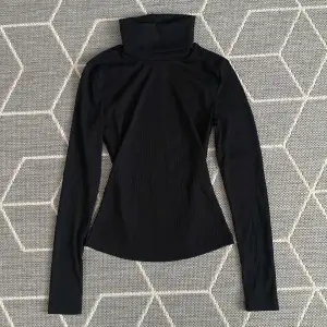 svart turtleneck tröja med stretch och inga defekter💕kom privat för mer information!