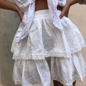 By Anastasia - Vit volang kjol ifrån By Anastasia i strl S 🤍