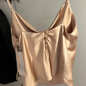 Zara satin topp  - Ny med prislapp, aldrig använd! 💕