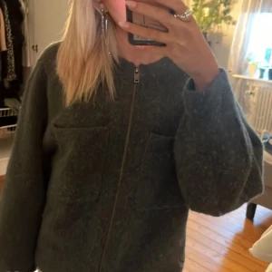 Other stories kofta  - Säljer den här fina koftan från other stories i storlek S. Den är helt slutsåld i butik. Inga skador eller så och inte alls nopprig mycket. 