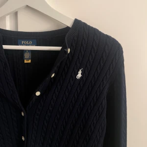 RALPH LAUREN KOFTA - ÄKTA, KÖPT PÅ RALPH LAUREN NK STOCKHOLM för 1430 kr  inte använd, knappar upp( ska fixa bild med stängda knappar)  Mjuk och snygg passform.  