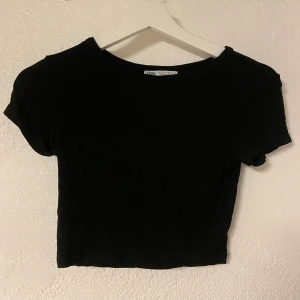 Kort topp från Zara - Superskön kort & tajt t-shirt från Zara 💞