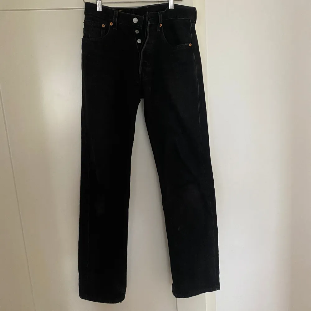 Super snygga 501 jeans från Levis. Är ett litet hål på framsidan men tror att det ska vara så (skriver för säkerhets skull, inget jag tycker ser fult/konstigt ut) 🙌🥰. Jeans & Byxor.