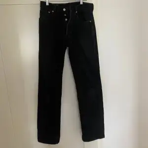 Super snygga 501 jeans från Levis. Är ett litet hål på framsidan men tror att det ska vara så (skriver för säkerhets skull, inget jag tycker ser fult/konstigt ut) 🙌🥰