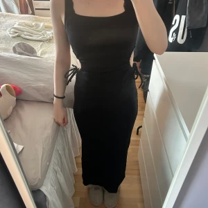 Klänning - Säljer denna svarta klänning från chiquelle. Den är bara använd några få gånger. 