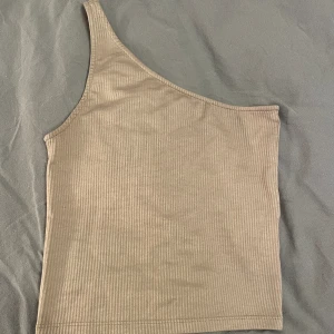 Topp - Topp från ginatricot i fint skick!!