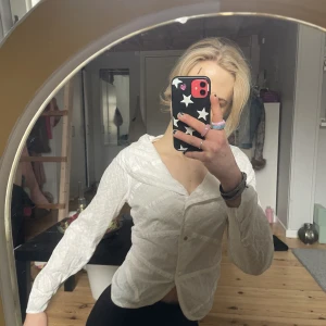 Söt blus - Supersöt blus med knytning där bak. Figursydd.