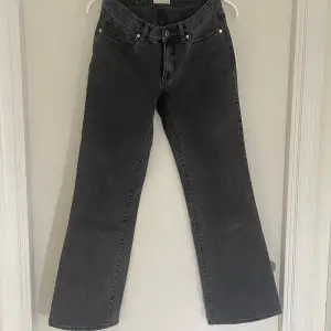 Svarta low bootcut jeans från Abrand. Stl 26 