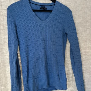 Tommy Hilfiger tröja  - En blå Tommy Hilfiger tröja i storlek S 