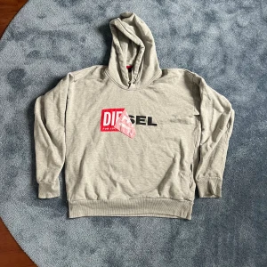 Diesel hoodie - En snygg oversized diesel hoodie, köpte för några år från en liten kollektion. Passar L, men en M kan också ha den.