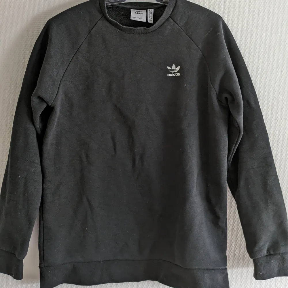 Denna Adidas Sweatshirt är i bra skick. Har dock använts ett par gånger men det var ett bra tag sen. Nypris: 599kr. Hör av dig vid fundering! 😊👍. Hoodies.