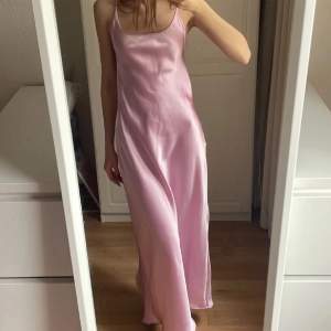 Superfin rosa klänning från zara🩷🩷🩷Nästan helt nyskick, bara använd en gång. Har lite defekter, därav priset. Lånade bilder, skriv för fler bilder🩷🩷