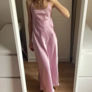 Klänning - Superfin rosa klänning från zara🩷🩷🩷Nästan helt nyskick, bara använd en gång. Har lite defekter, därav priset. Lånade bilder, skriv för fler bilder🩷🩷