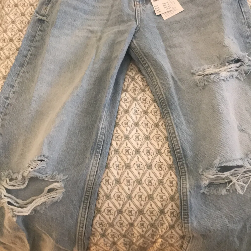 Ett par jeans från Gina helt oanvända med prislapp på!  Toppen är i strl xs o figurnära, ny har bara klippt av prislappen. Säljer dom för 500kr eller så kan man få köpa  jeansen o en topp för 400kr ! Frakt tillkommer ❤️. Jeans & Byxor.