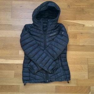 Jacka ifrån peakperformance - Andvänd några gånger, men fortfarande i bra skick, inget som är sönder!  Perfekt som höst eller vår jacka!💖