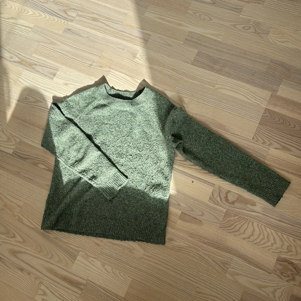  Jättefin grön stickad  tjock tröja från  VERO MODA Lite nopprig Original pris 250 Storlek S . Stickat.